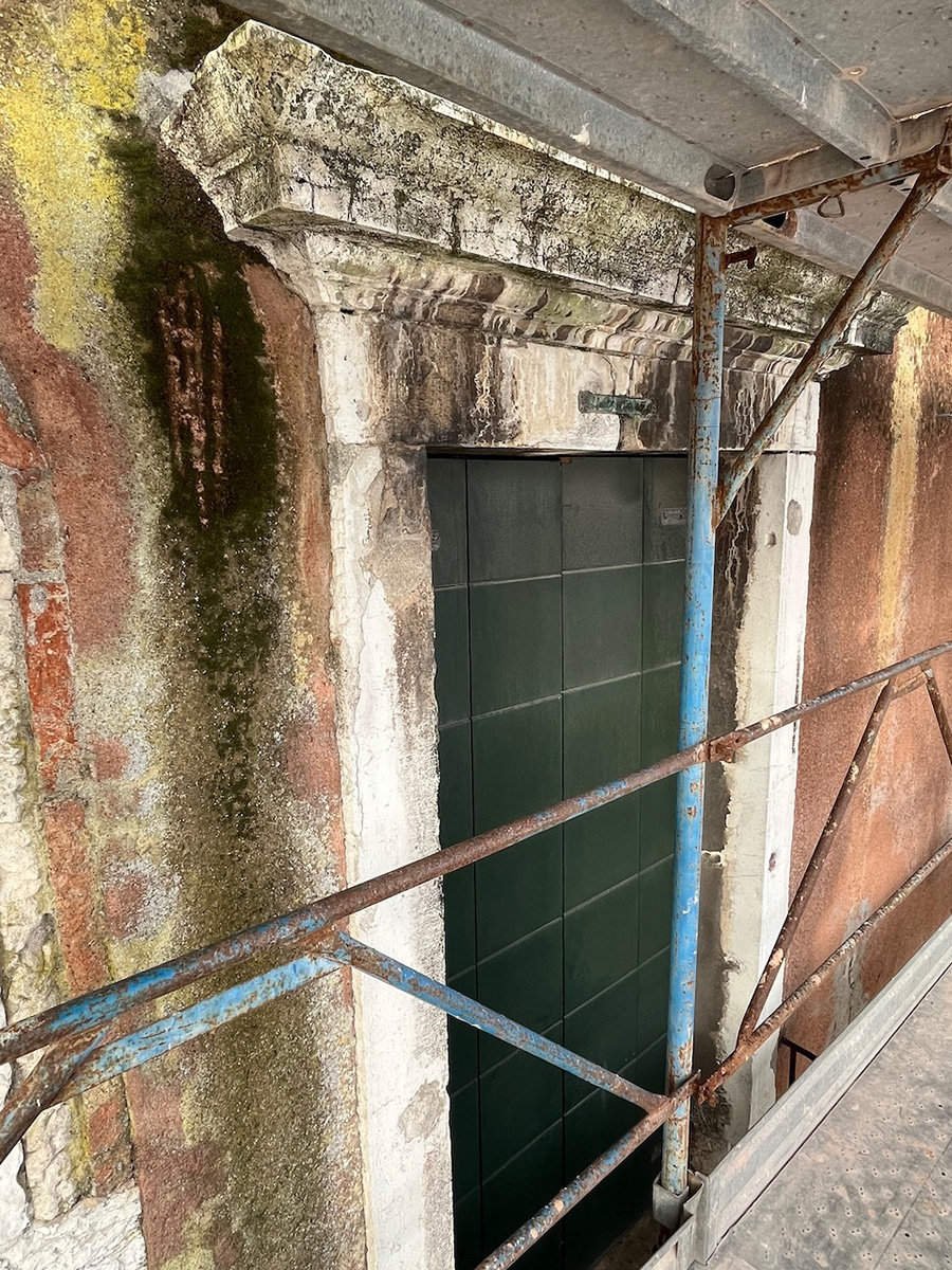 Ca' Dandolo Priuli Bon architrave e intonaco prima del restauro