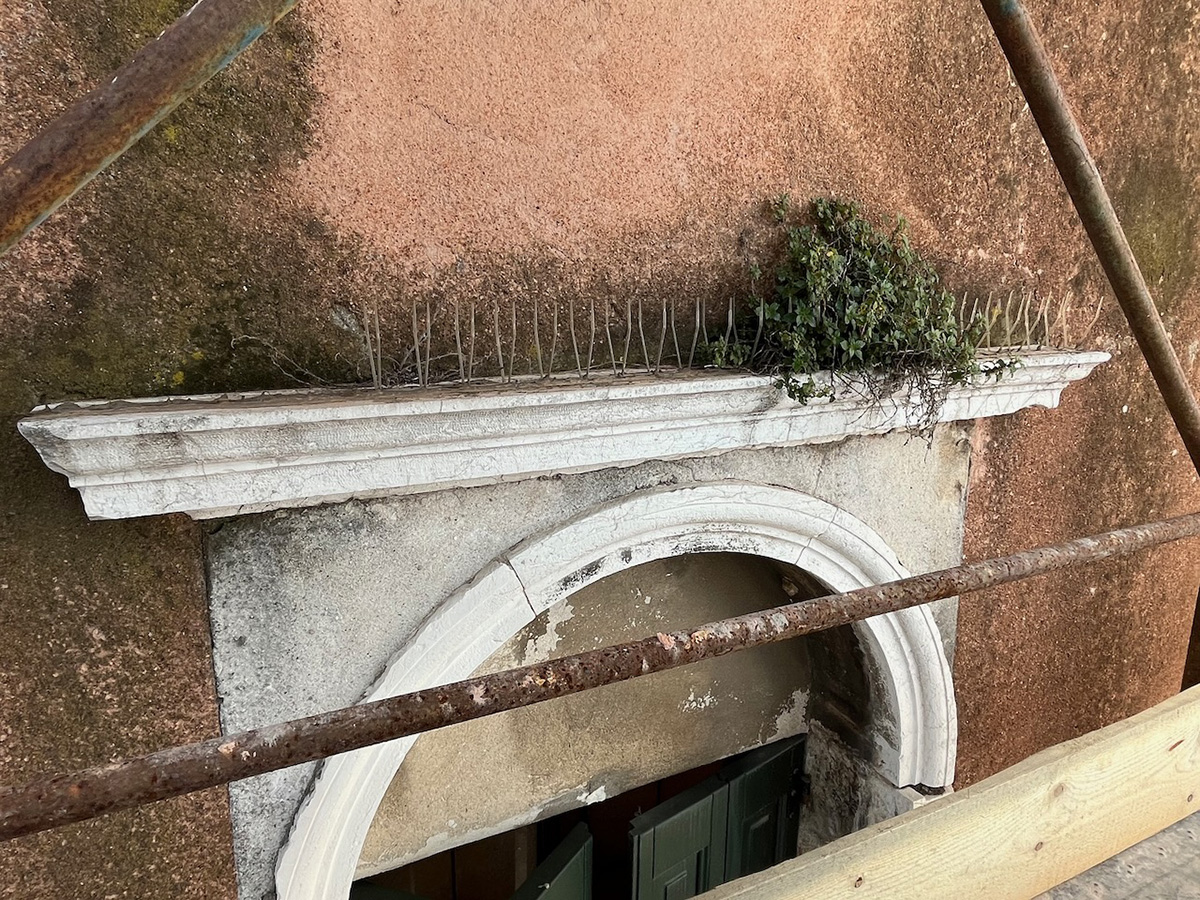 Ca' Dandolo Priuli Bon arco finestra prima del restauro