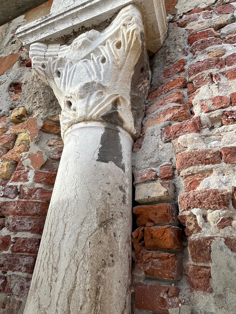 Colonna prima dell'intervento