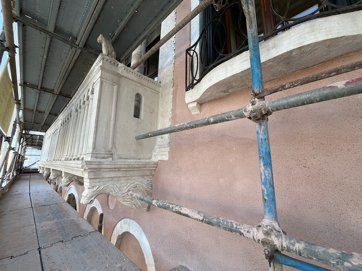 Ca' Dandolo Priuli Bon - Intonaci durante il restauro