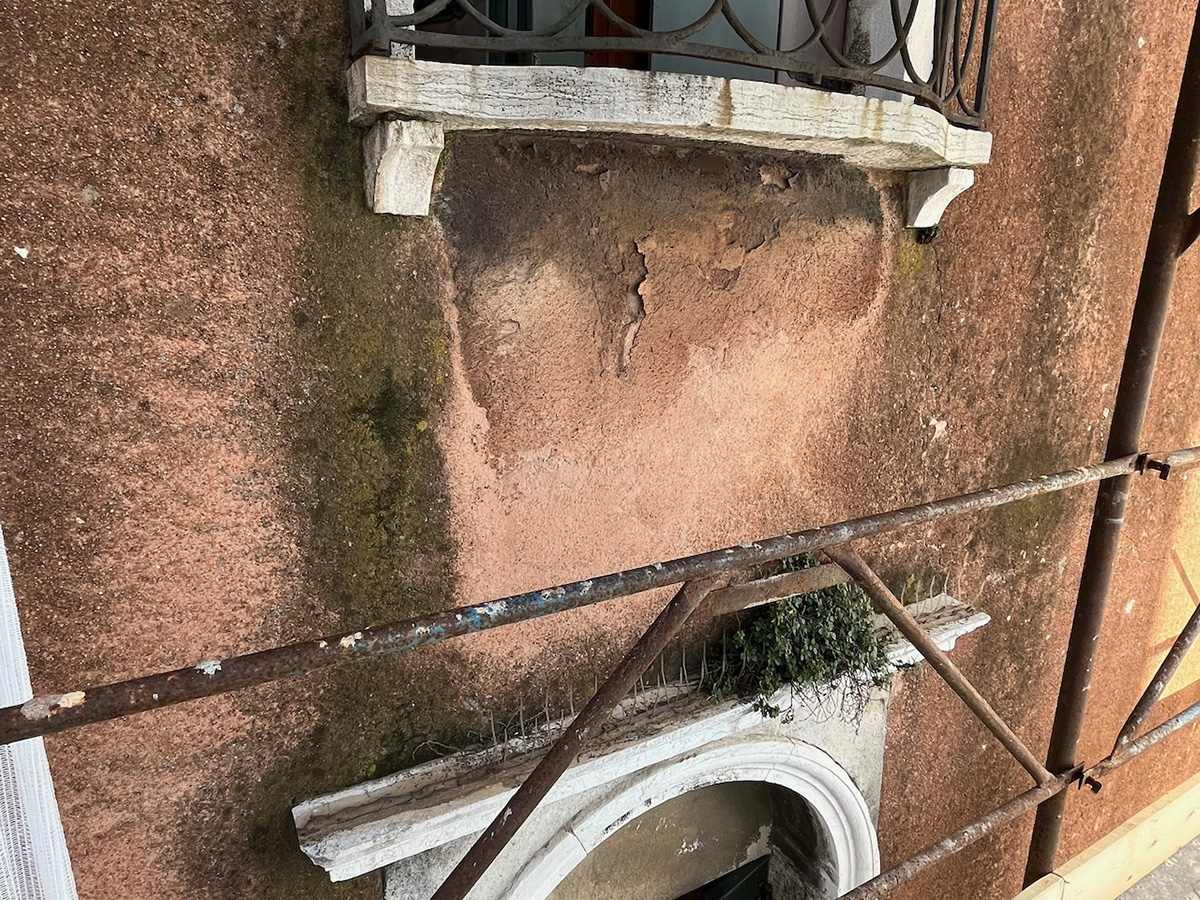 Ca' Dandolo Priuli Bon arco finestra prima del restauro