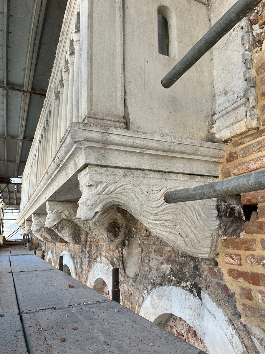 Poggiolo durante il restauro
